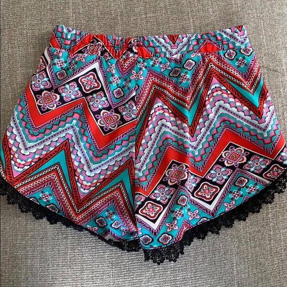 Stretchy patterned shorts - Picture 3 of 3